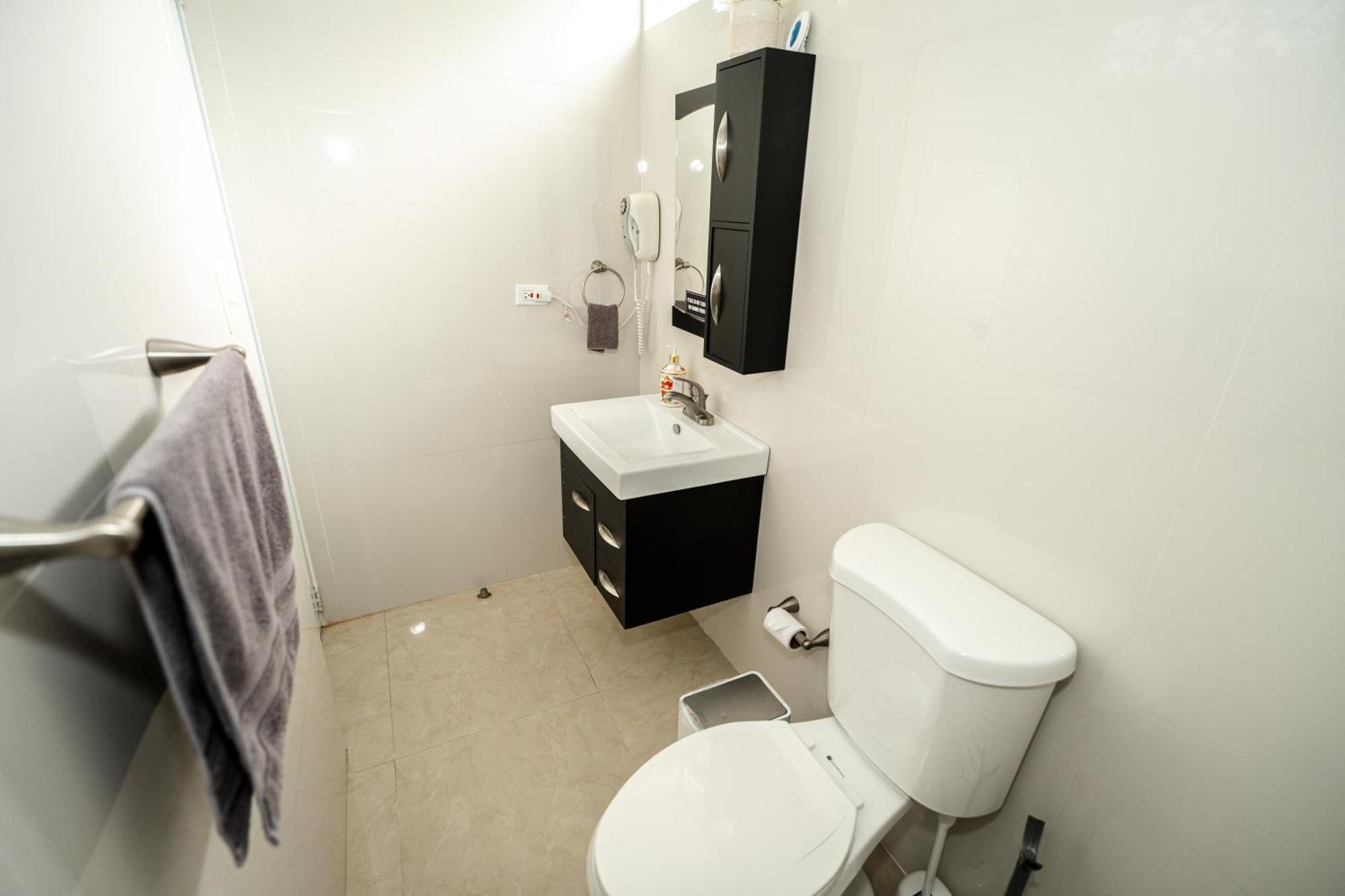 Appartamento Compact Haven With Private Entrance And Free Parking And Laundry Ponce Esterno foto