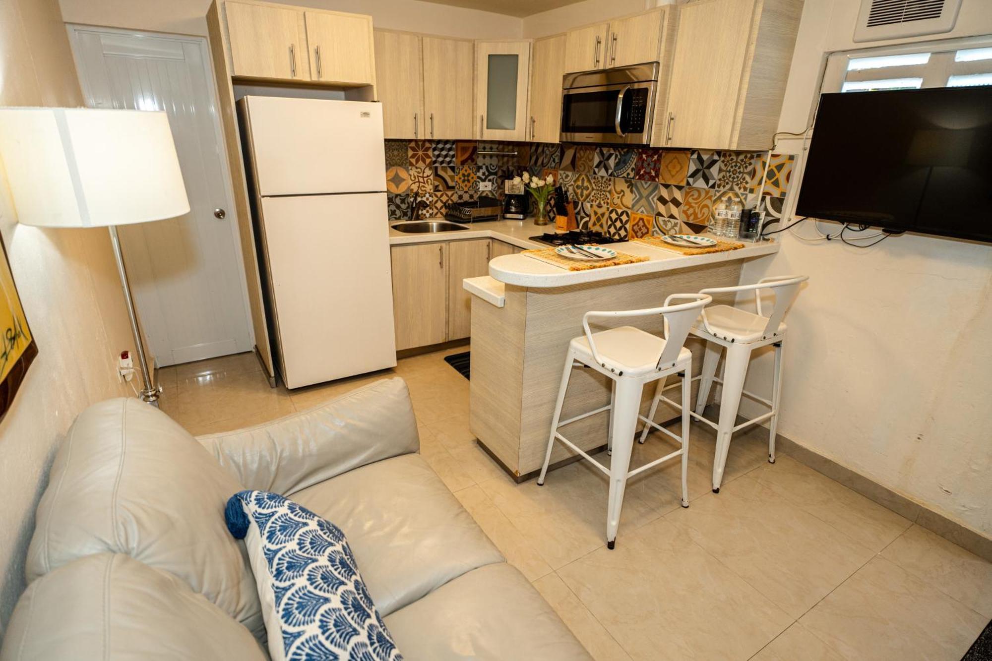 Appartamento Compact Haven With Private Entrance And Free Parking And Laundry Ponce Esterno foto