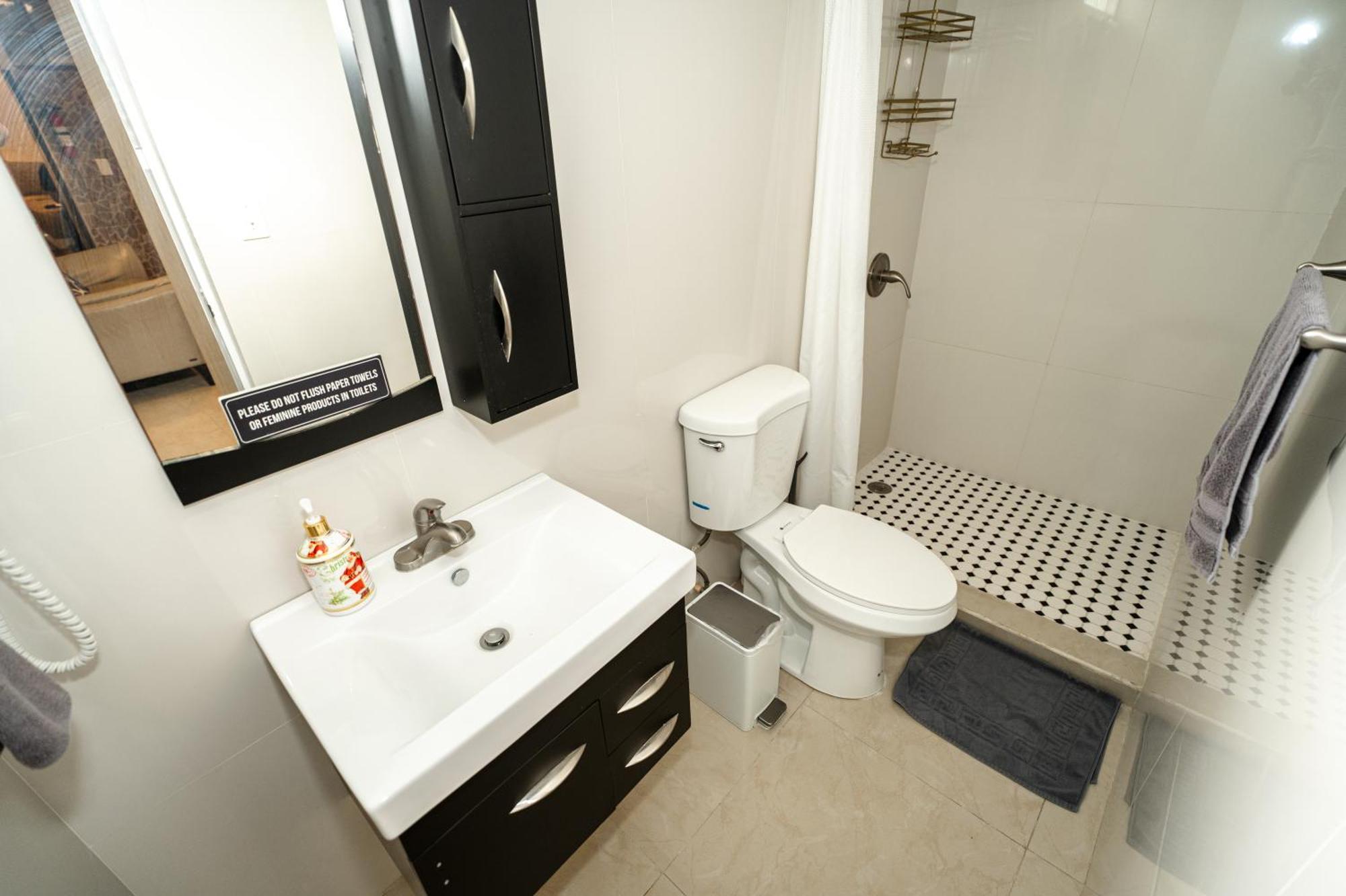 Appartamento Compact Haven With Private Entrance And Free Parking And Laundry Ponce Esterno foto